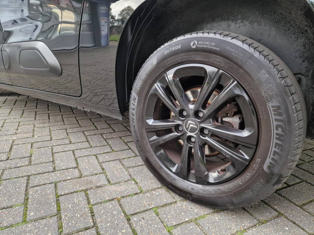 Citroën Berlingo Citroen Berlingo XL 1.2 PureTech Shine 7p.|Automaat|Clima|Carplay|Trekhaak|Camera|Head-up|7-persoons|