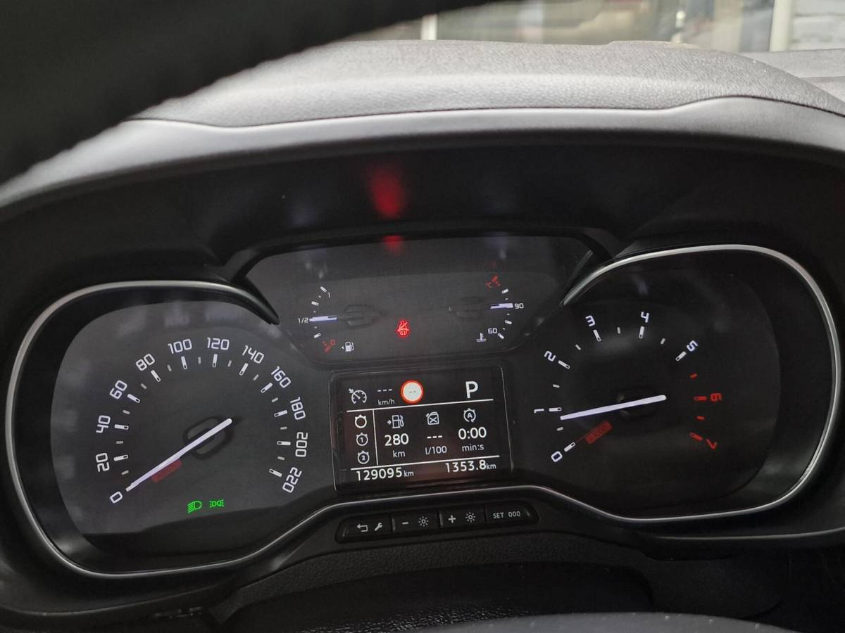Citroën Berlingo Citroen Berlingo XL 1.2 PureTech Shine 7p.|Automaat|Clima|Carplay|Trekhaak|Camera|Head-up|7-persoons|