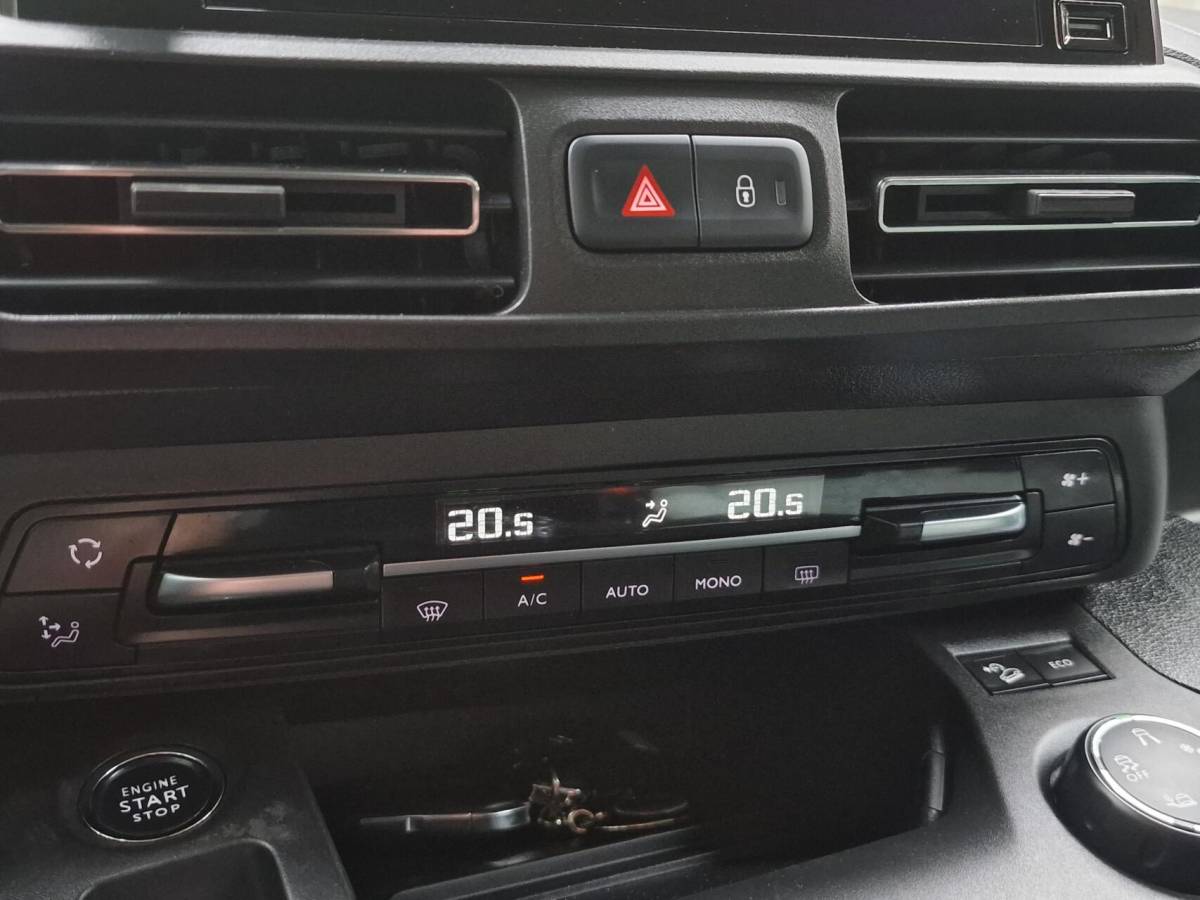 Citroën Berlingo Citroen Berlingo XL 1.2 PureTech Shine 7p.|Automaat|Clima|Carplay|Trekhaak|Camera|Head-up|7-persoons|