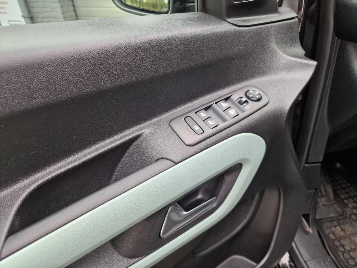 Citroën Berlingo Citroen Berlingo XL 1.2 PureTech Shine 7p.|Automaat|Clima|Carplay|Trekhaak|Camera|Head-up|7-persoons|