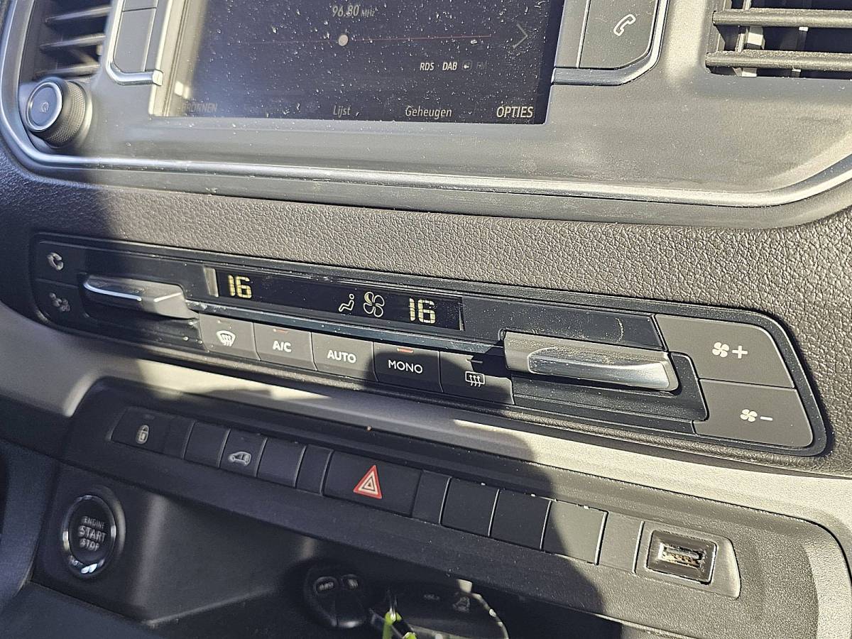 Opel Vivaro OPEL VIVARO 2.0 L3H1 Xenon LED Automatische Airco 3 Zits Camera Carplay PDC Cruise Control Euro6 145 PK
