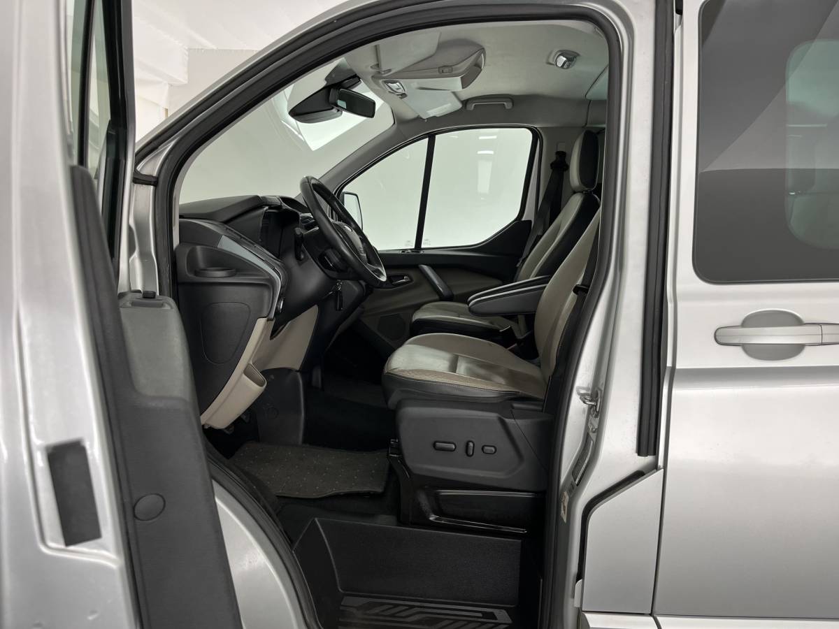 Ford Transit Custom Ford Transit Custom 290 2.2 TDCI L2H1 Limited DC *DUBBEL-CABINE | DUBBELE-SCHUIFDEUR | LEATHER | NAVI-FULLMAP | CAMERA | AIRCO | CRUISE | PDC | 16”ALU | TOWBAR*