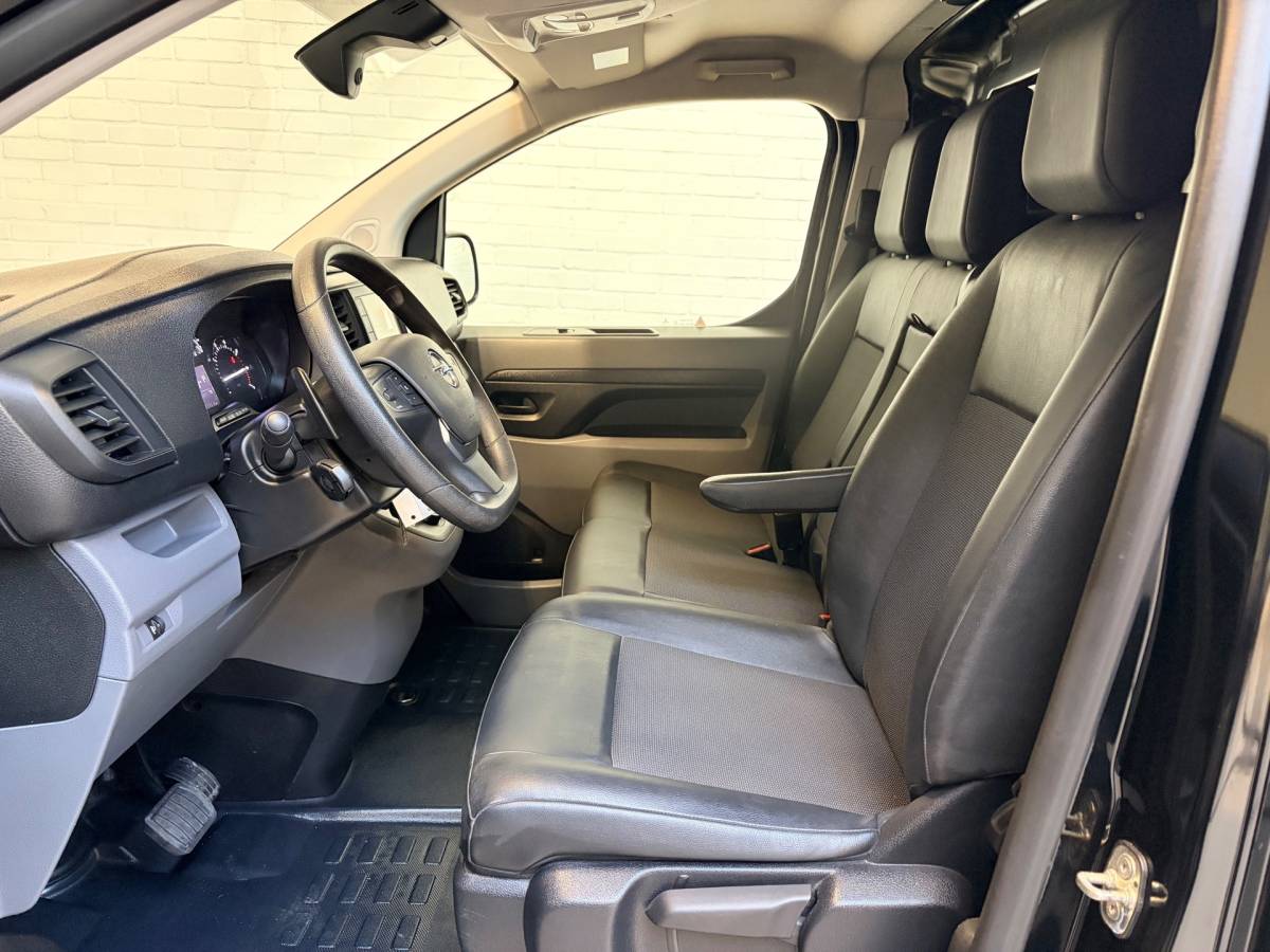 Opel Vivaro Opel Vivaro Automaat 2.0 CDTI 144pk euro6 L3H1 Edition, 3persoons, Airco, CruiseControl, Navigatie, Trekhaak, Rijklaarprijs