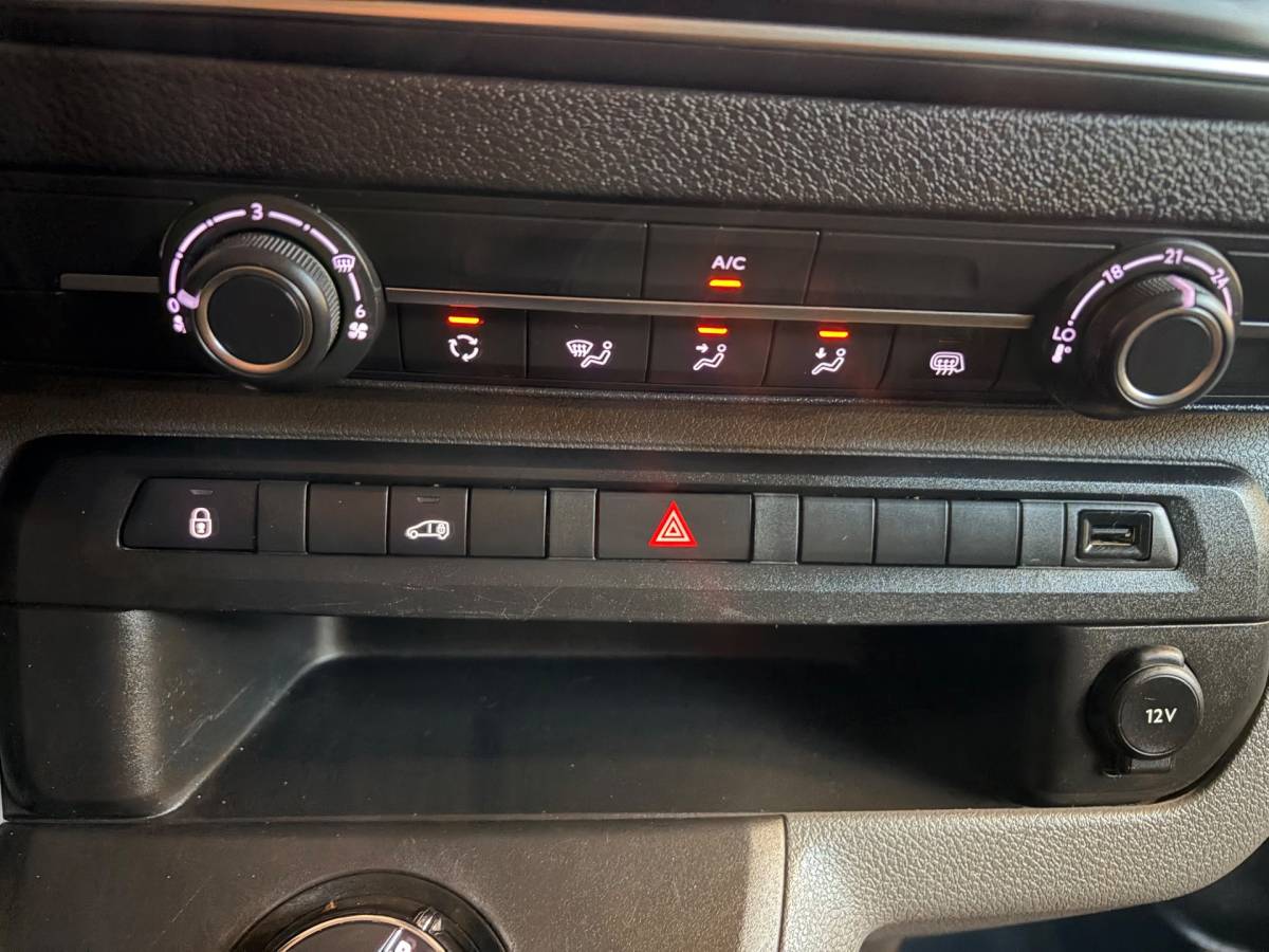 Opel Vivaro Opel Vivaro Automaat 2.0 CDTI 144pk euro6 L3H1 Edition, 3persoons, Airco, CruiseControl, Navigatie, Trekhaak, Rijklaarprijs