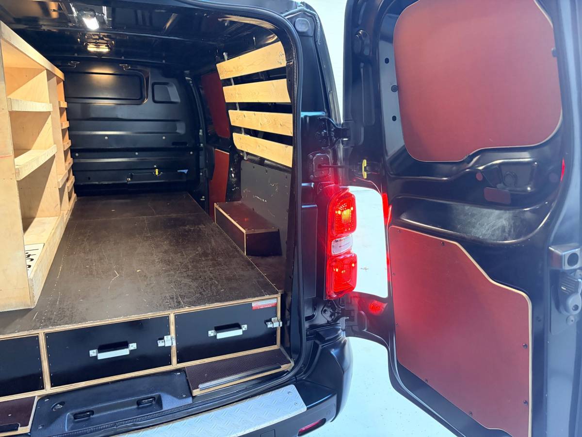 Opel Vivaro Opel Vivaro Automaat 2.0 CDTI 144pk euro6 L3H1 Edition, 3persoons, Airco, CruiseControl, Navigatie, Trekhaak, Rijklaarprijs