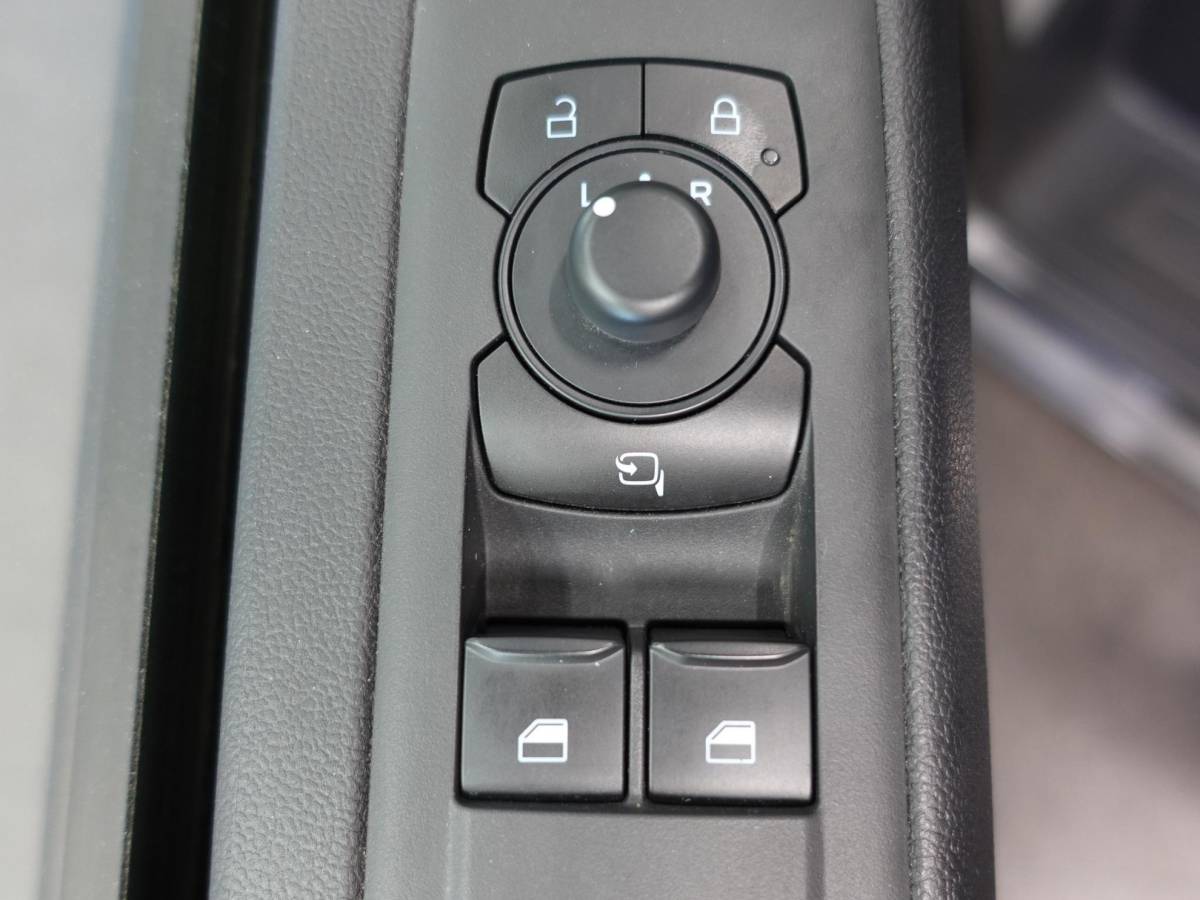 Ford Transit Custom Ford Transit Custom 300 2.0 TDCI L2H1 Trend Automaat Airco Navigatie Cruise