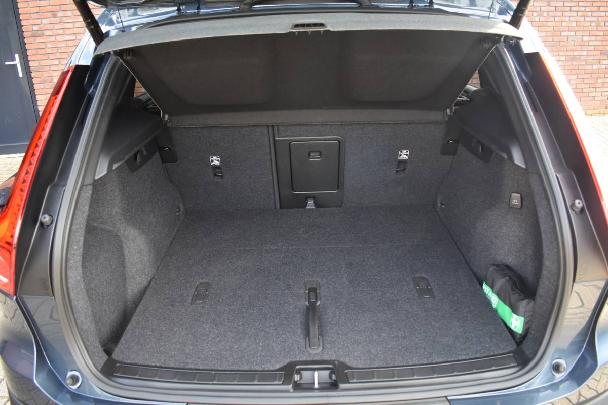 Volvo XC40 Volvo XC40 B4 211PK Plus Dark | Trekhaak | Verwarmbare voorruit |