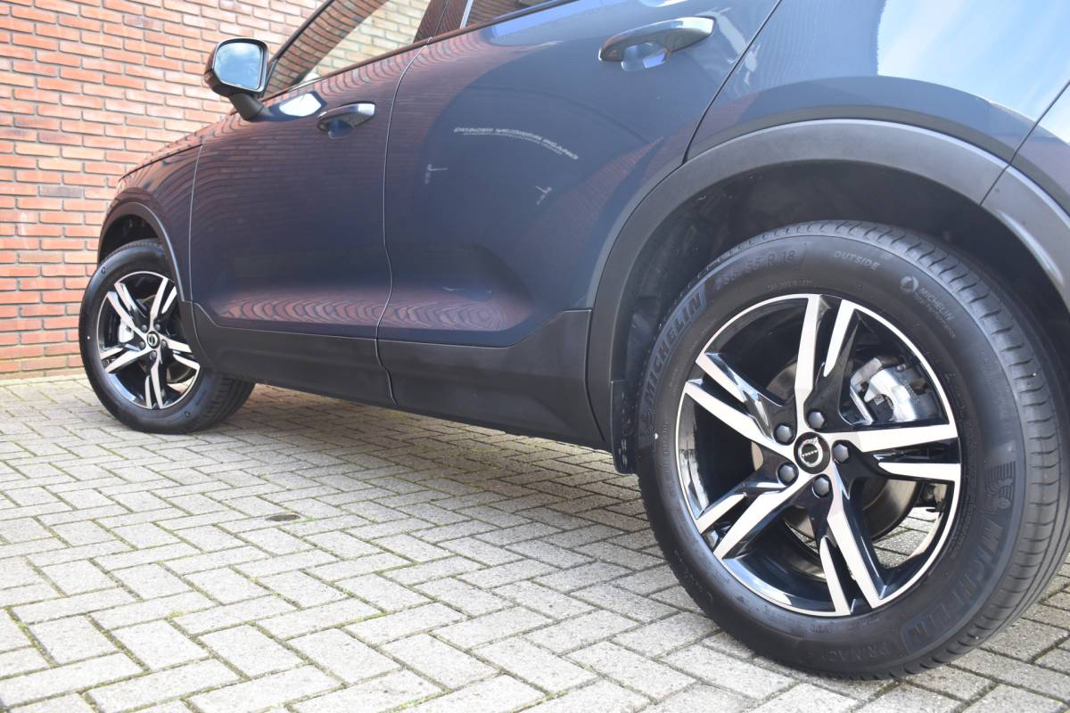 Volvo XC40 Volvo XC40 B4 211PK Plus Dark | Trekhaak | Verwarmbare voorruit |