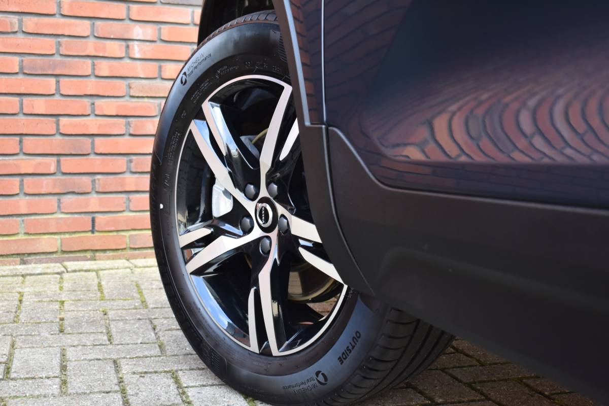 Volvo XC40 Volvo XC40 B4 211PK Plus Dark | Trekhaak | Verwarmbare voorruit |