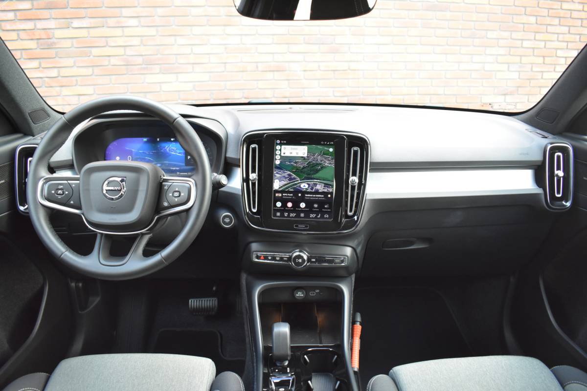 Volvo XC40 Volvo XC40 B4 211PK Plus Dark | Trekhaak | Verwarmbare voorruit |