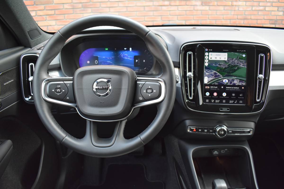 Volvo XC40 Volvo XC40 B4 211PK Plus Dark | Trekhaak | Verwarmbare voorruit |
