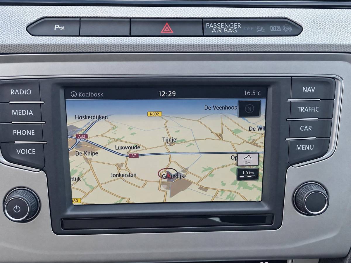 Volkswagen Passat Volkswagen Passat Variant 1.6 TDI Comfortline | Climate controle | Cruise controle | Bluetooth | Parkeersensoren | Dakdragers | Navigatie | Draadloze telefoonlader | Elektrische ramen | 16 Inch LMV |