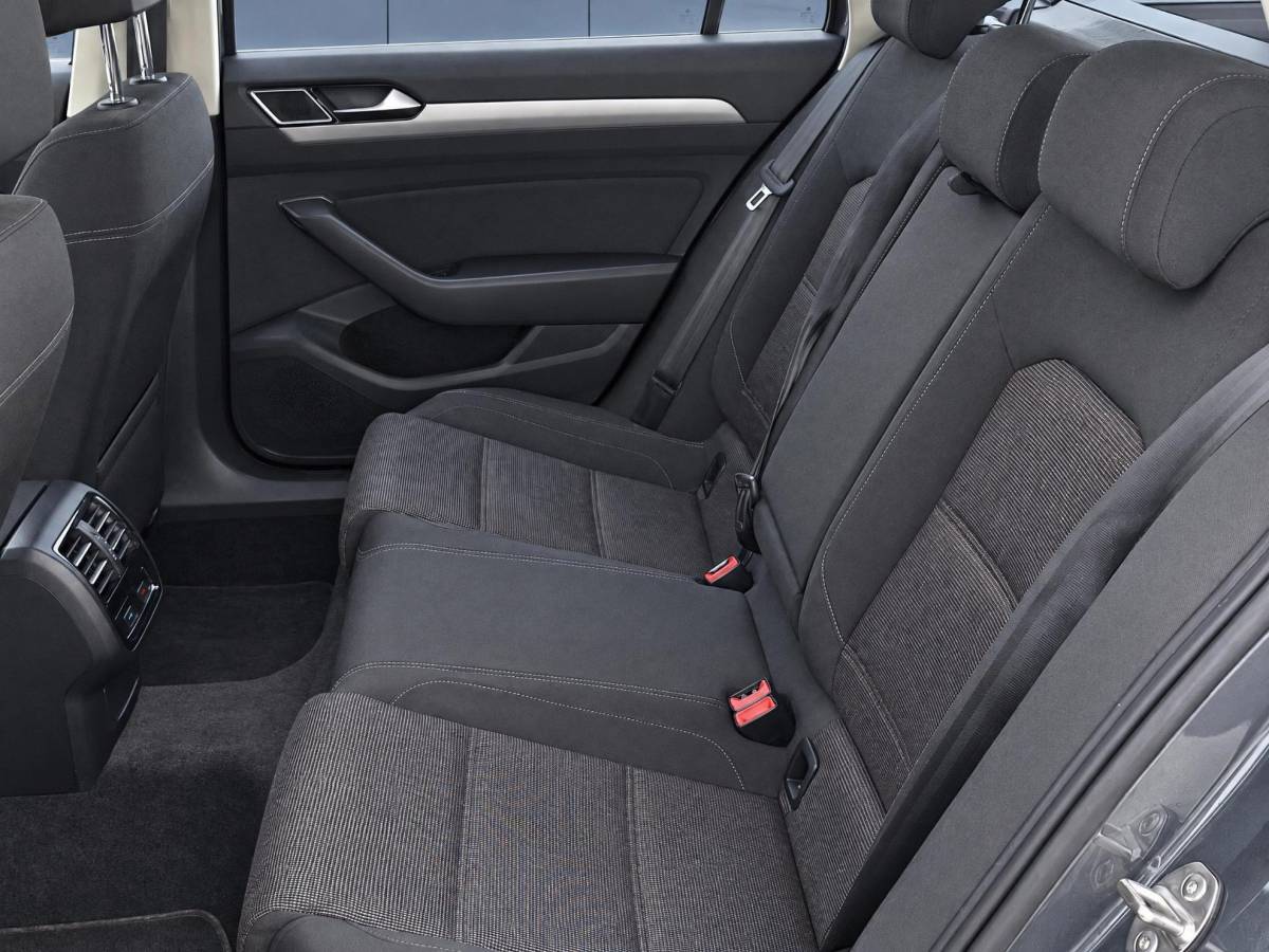 Volkswagen Passat Volkswagen Passat Variant 1.6 TDI Comfortline | Climate controle | Cruise controle | Bluetooth | Parkeersensoren | Dakdragers | Navigatie | Draadloze telefoonlader | Elektrische ramen | 16 Inch LMV |