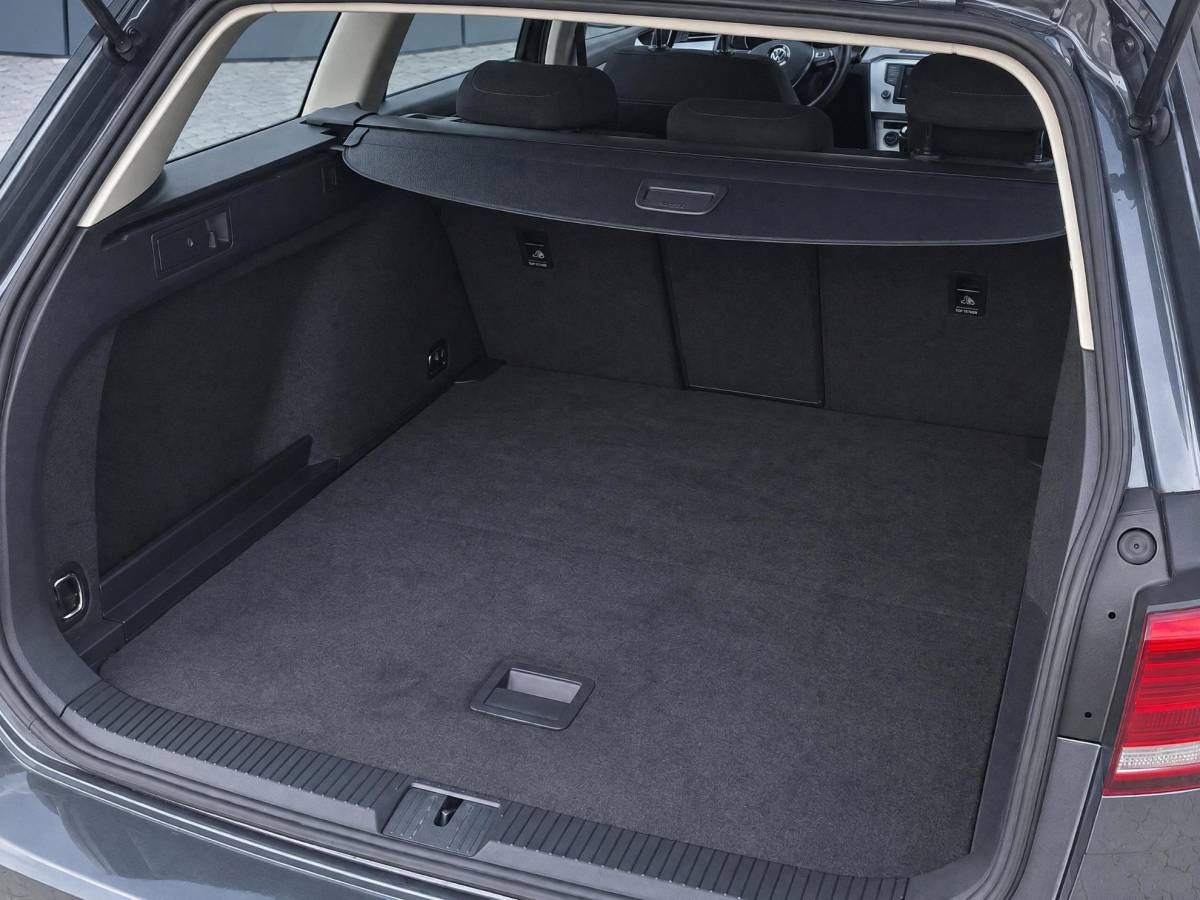 Volkswagen Passat Volkswagen Passat Variant 1.6 TDI Comfortline | Climate controle | Cruise controle | Bluetooth | Parkeersensoren | Dakdragers | Navigatie | Draadloze telefoonlader | Elektrische ramen | 16 Inch LMV |