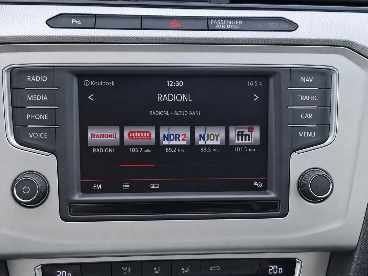 Volkswagen Passat Volkswagen Passat Variant 1.6 TDI Comfortline | Climate controle | Cruise controle | Bluetooth | Parkeersensoren | Dakdragers | Navigatie | Draadloze telefoonlader | Elektrische ramen | 16 Inch LMV |