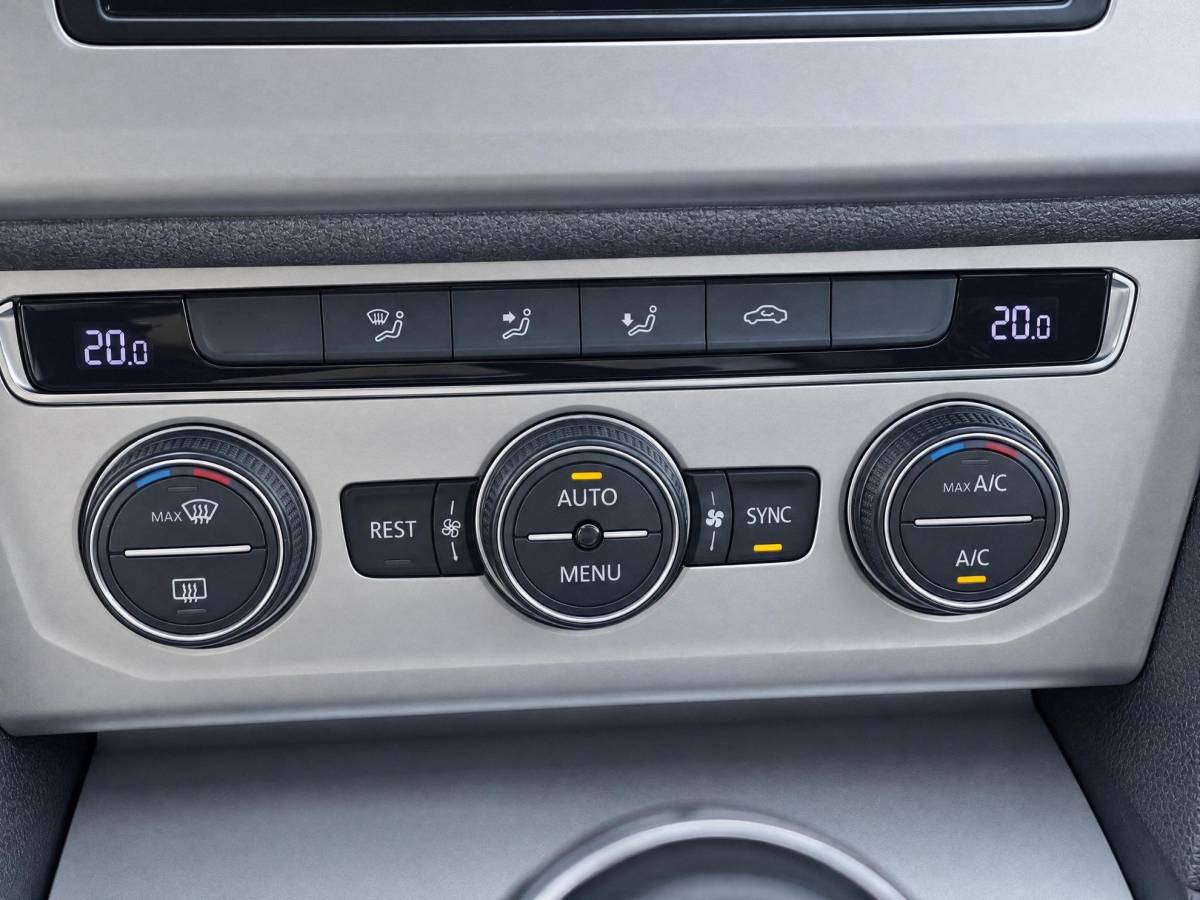 Volkswagen Passat Volkswagen Passat Variant 1.6 TDI Comfortline | Climate controle | Cruise controle | Bluetooth | Parkeersensoren | Dakdragers | Navigatie | Draadloze telefoonlader | Elektrische ramen | 16 Inch LMV |