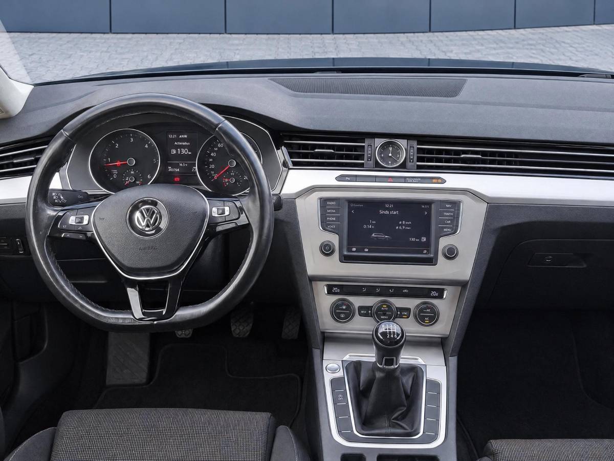 Volkswagen Passat Volkswagen Passat Variant 1.6 TDI Comfortline | Climate controle | Cruise controle | Bluetooth | Parkeersensoren | Dakdragers | Navigatie | Draadloze telefoonlader | Elektrische ramen | 16 Inch LMV |