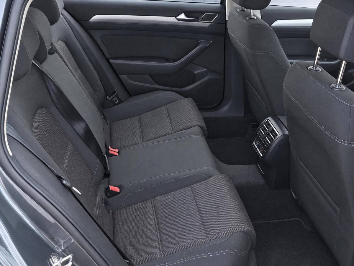 Volkswagen Passat Volkswagen Passat Variant 1.6 TDI Comfortline | Climate controle | Cruise controle | Bluetooth | Parkeersensoren | Dakdragers | Navigatie | Draadloze telefoonlader | Elektrische ramen | 16 Inch LMV |