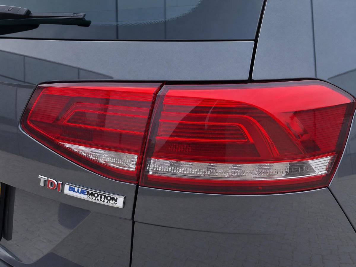 Volkswagen Passat Volkswagen Passat Variant 1.6 TDI Comfortline | Climate controle | Cruise controle | Bluetooth | Parkeersensoren | Dakdragers | Navigatie | Draadloze telefoonlader | Elektrische ramen | 16 Inch LMV |