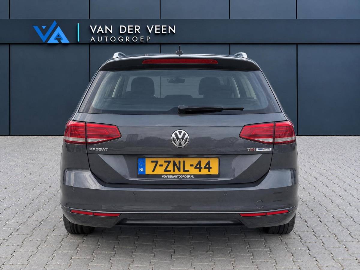 Volkswagen Passat Volkswagen Passat Variant 1.6 TDI Comfortline | Climate controle | Cruise controle | Bluetooth | Parkeersensoren | Dakdragers | Navigatie | Draadloze telefoonlader | Elektrische ramen | 16 Inch LMV |