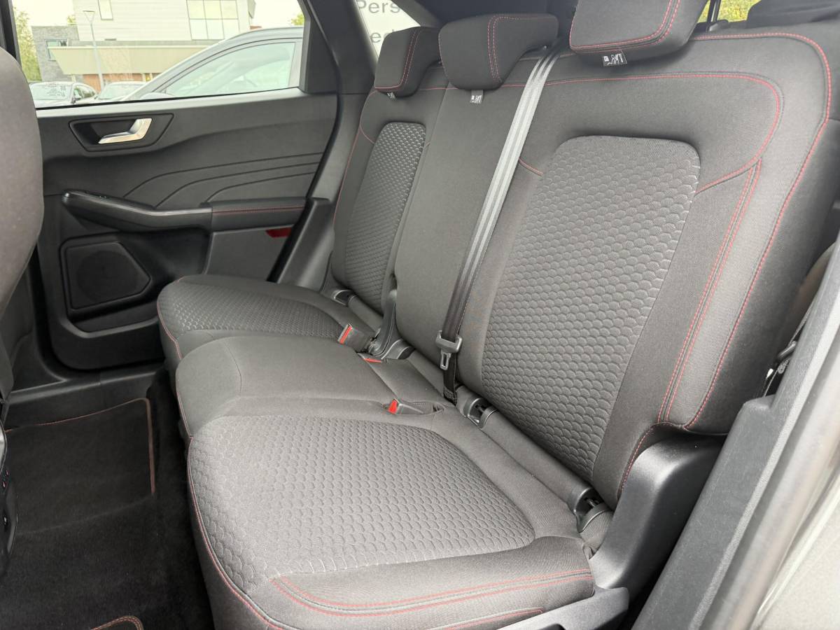Ford Kuga Ford Kuga 2.5 PHEV ST-Line | Wegklapbare trekhaak (elektrisch bedienbaar) | Driver Assistance Pack | Winter Pack | 19 inch lichtmetalen velgen in Absolute Black/Machined