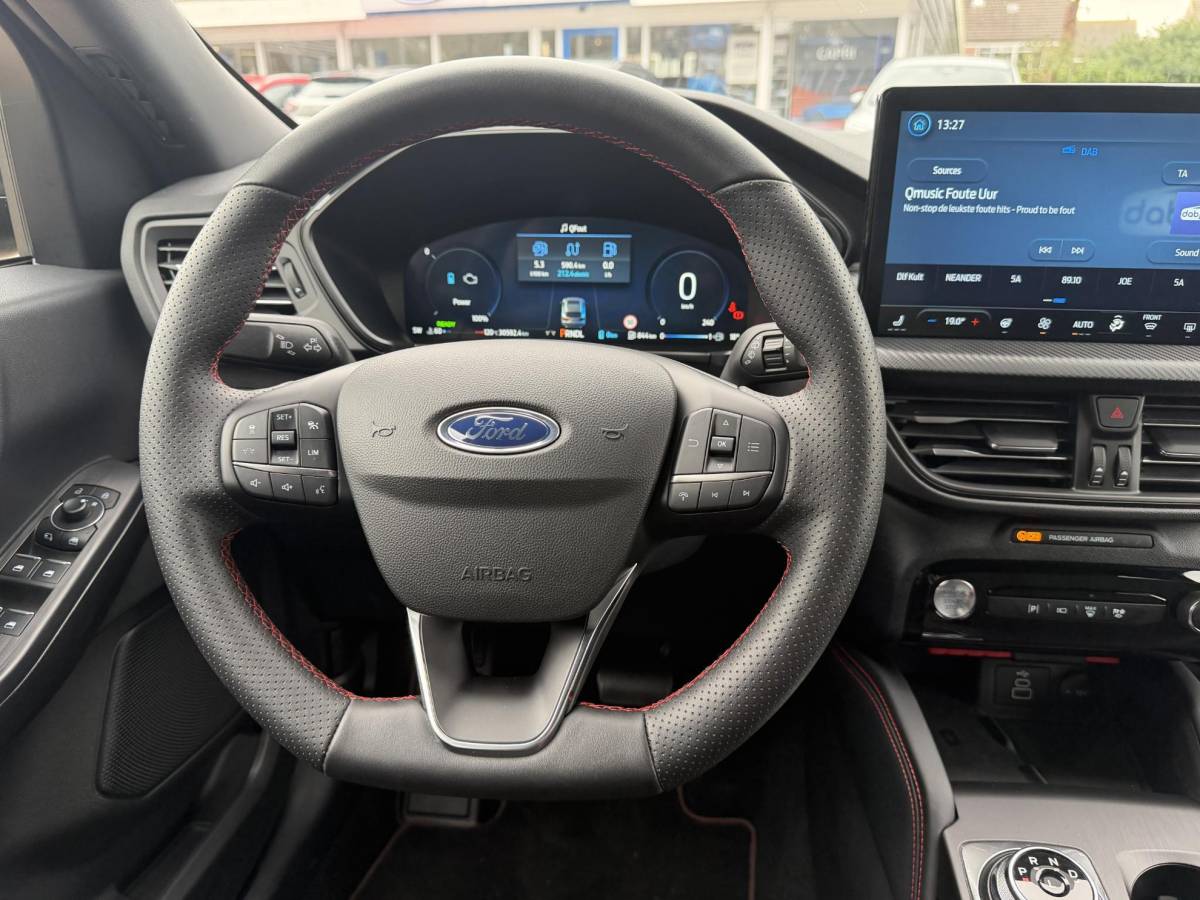 Ford Kuga Ford Kuga 2.5 PHEV ST-Line | Wegklapbare trekhaak (elektrisch bedienbaar) | Driver Assistance Pack | Winter Pack | 19 inch lichtmetalen velgen in Absolute Black/Machined