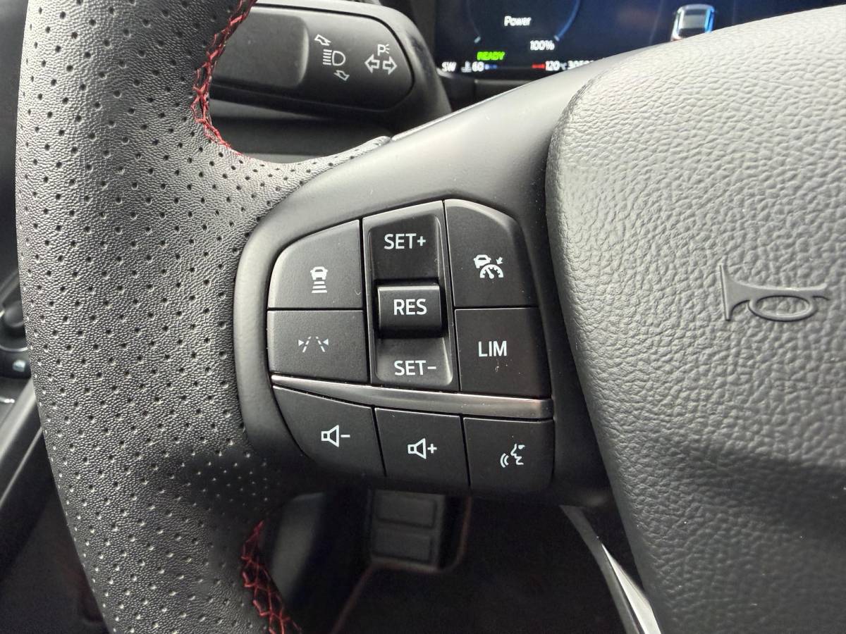 Ford Kuga Ford Kuga 2.5 PHEV ST-Line | Wegklapbare trekhaak (elektrisch bedienbaar) | Driver Assistance Pack | Winter Pack | 19 inch lichtmetalen velgen in Absolute Black/Machined