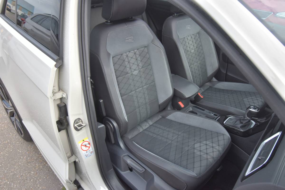 Volkswagen T-Roc Volkswagen T-Roc 1.5 TSI R-Line Business+ , FACELIFT  !! , EL PANODAK  , LMV19 ,  A UITRIJ CAM  ,  VIRTUAL COCKPIT , NAVI , CLIMATR ,