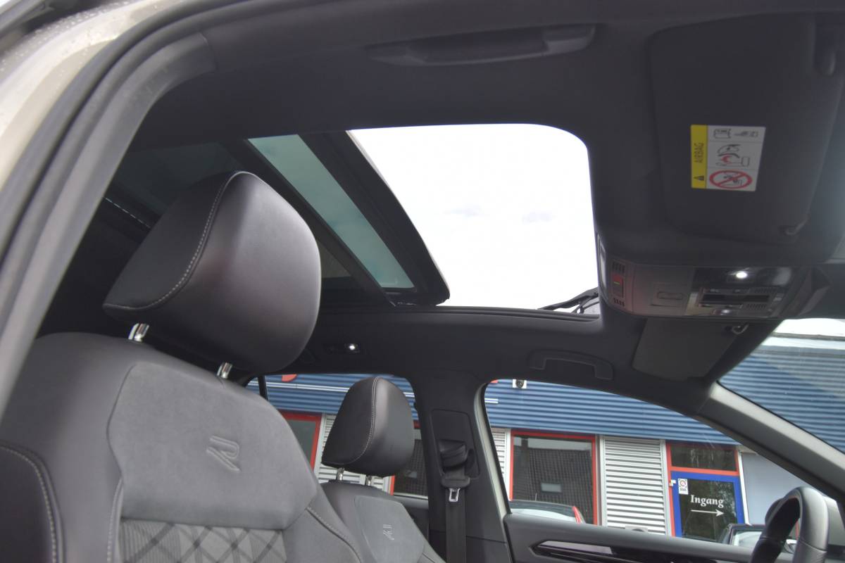 Volkswagen T-Roc Volkswagen T-Roc 1.5 TSI R-Line Business+ , FACELIFT  !! , EL PANODAK  , LMV19 ,  A UITRIJ CAM  ,  VIRTUAL COCKPIT , NAVI , CLIMATR ,