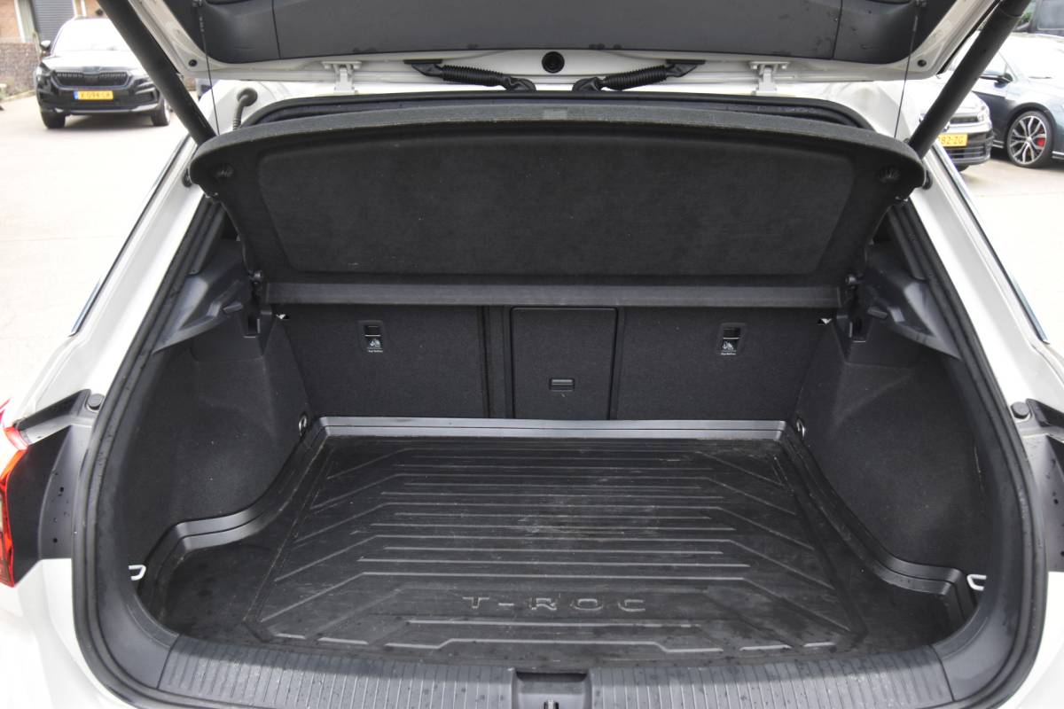 Volkswagen T-Roc Volkswagen T-Roc 1.5 TSI R-Line Business+ , FACELIFT  !! , EL PANODAK  , LMV19 ,  A UITRIJ CAM  ,  VIRTUAL COCKPIT , NAVI , CLIMATR ,