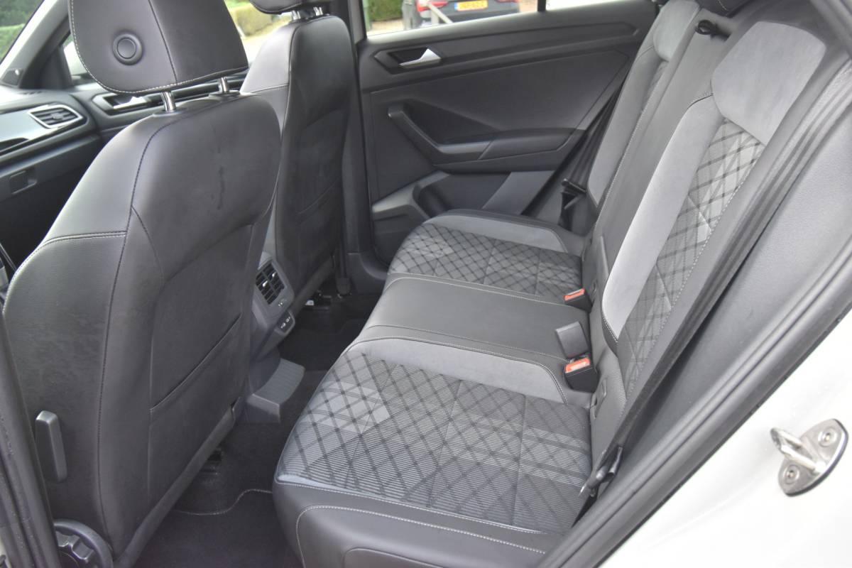 Volkswagen T-Roc Volkswagen T-Roc 1.5 TSI R-Line Business+ , FACELIFT  !! , EL PANODAK  , LMV19 ,  A UITRIJ CAM  ,  VIRTUAL COCKPIT , NAVI , CLIMATR ,