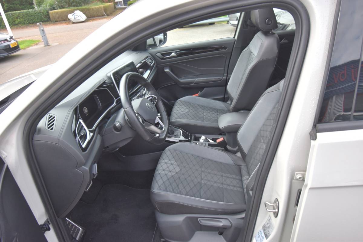 Volkswagen T-Roc Volkswagen T-Roc 1.5 TSI R-Line Business+ , FACELIFT  !! , EL PANODAK  , LMV19 ,  A UITRIJ CAM  ,  VIRTUAL COCKPIT , NAVI , CLIMATR ,