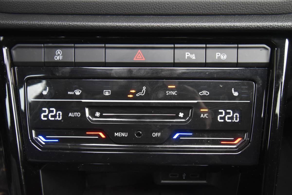 Volkswagen T-Roc Volkswagen T-Roc 1.5 TSI R-Line Business+ , FACELIFT  !! , EL PANODAK  , LMV19 ,  A UITRIJ CAM  ,  VIRTUAL COCKPIT , NAVI , CLIMATR ,