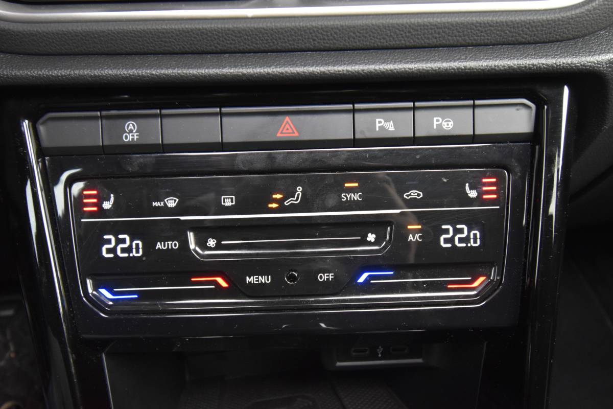 Volkswagen T-Roc Volkswagen T-Roc 1.5 TSI R-Line Business+ , FACELIFT  !! , EL PANODAK  , LMV19 ,  A UITRIJ CAM  ,  VIRTUAL COCKPIT , NAVI , CLIMATR ,