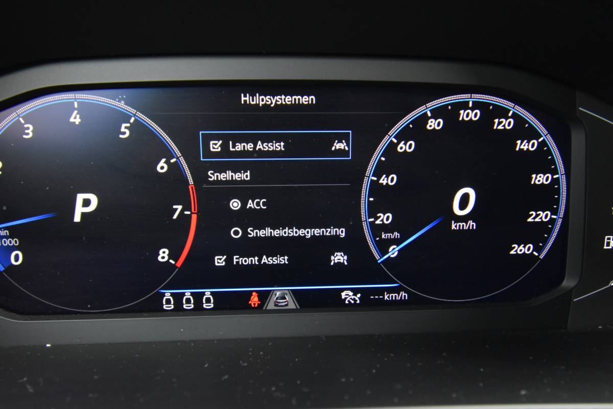 Volkswagen T-Roc Volkswagen T-Roc 1.5 TSI R-Line Business+ , FACELIFT  !! , EL PANODAK  , LMV19 ,  A UITRIJ CAM  ,  VIRTUAL COCKPIT , NAVI , CLIMATR ,