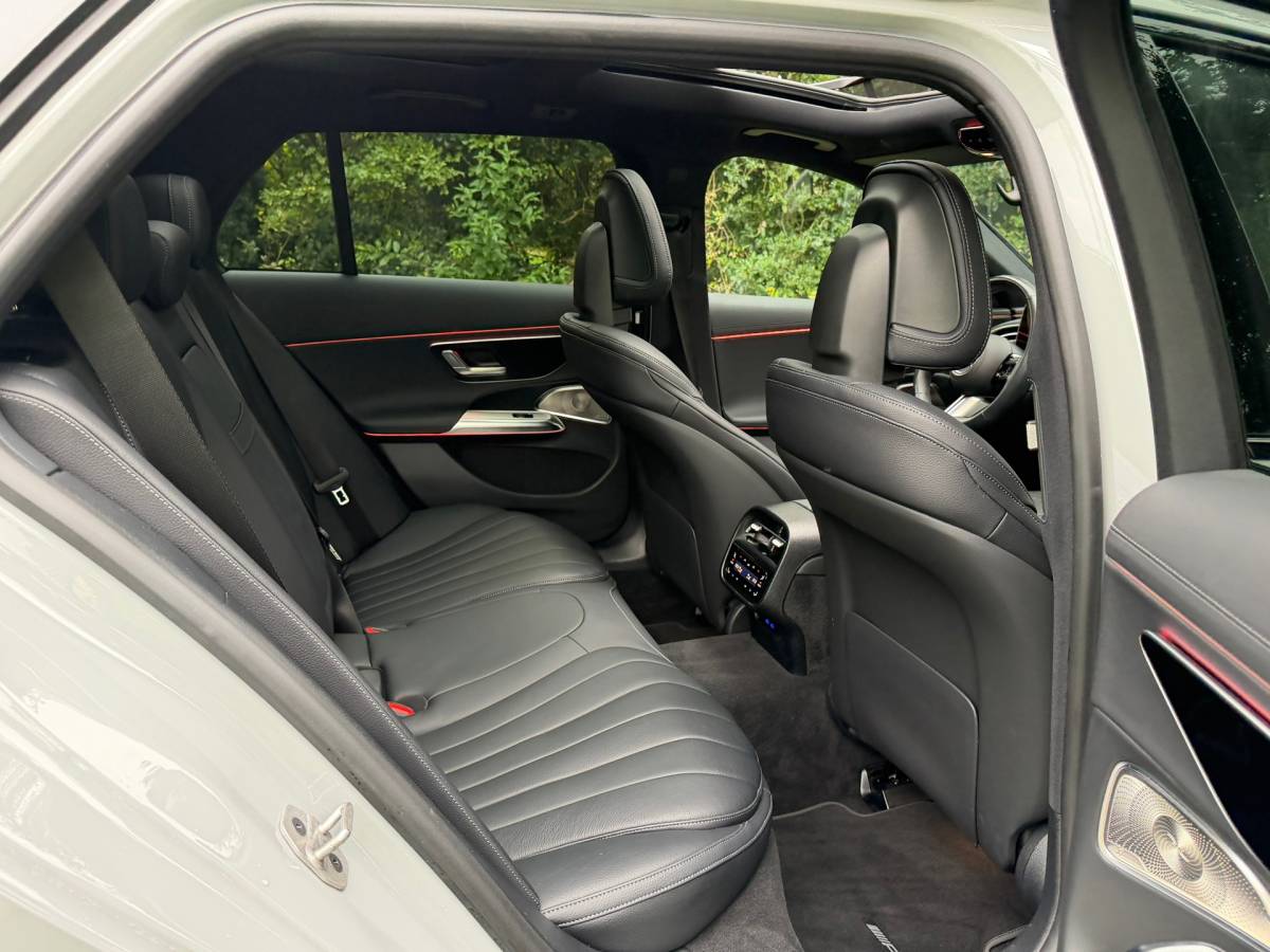 Mercedes-Benz E-Klasse Mercedes-Benz E-klasse Estate 300 de 4MATIC AMG Line | Superscreen | Pano | Burmester | Nightpakket | BTW |