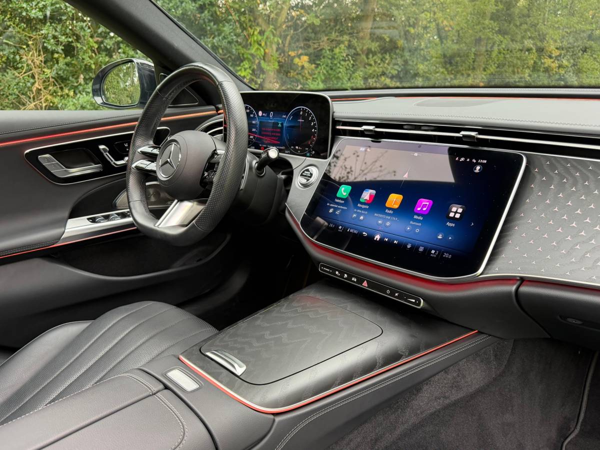 Mercedes-Benz E-Klasse Mercedes-Benz E-klasse Estate 300 de 4MATIC AMG Line | Superscreen | Pano | Burmester | Nightpakket | BTW |