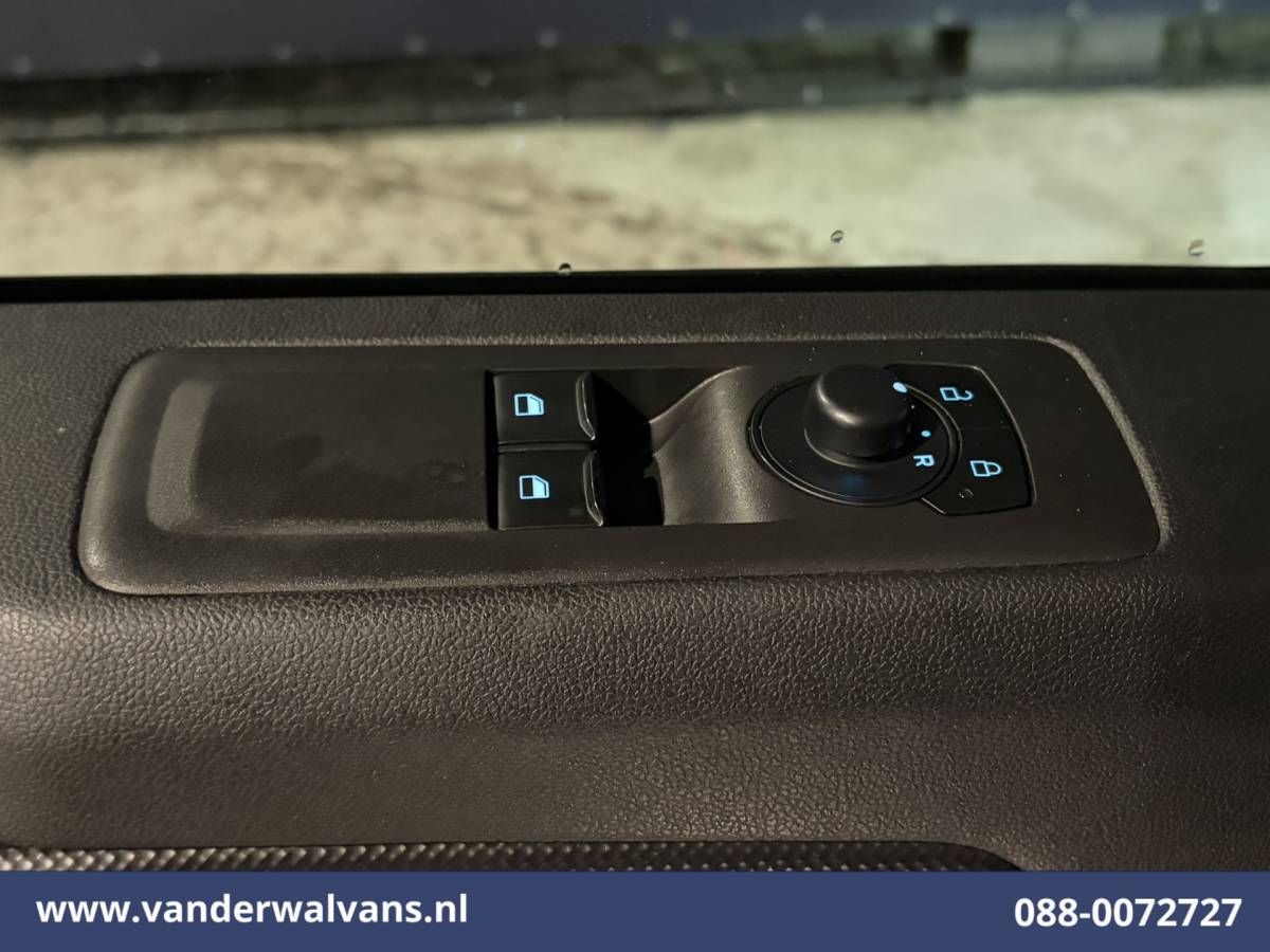 Ford Transit Custom Ford Transit Custom 2.0 TDCI 136pk L2H1 Euro6 Airco | Camera | LED | Apple Carplay | Cruisecontrol Android Auto, Verwarmde Voorruit, Parkeersensoren, Bijrijdersbank, 2740kg trekvermogen