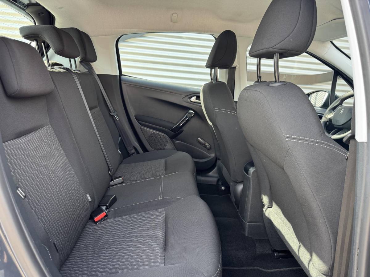 Peugeot 208 Peugeot 208 1.2 PureTech Blue Lion Navi|Airco|trekhaak|Cruise|PDC|Carplay|N.A.P|APK tot 05-2027