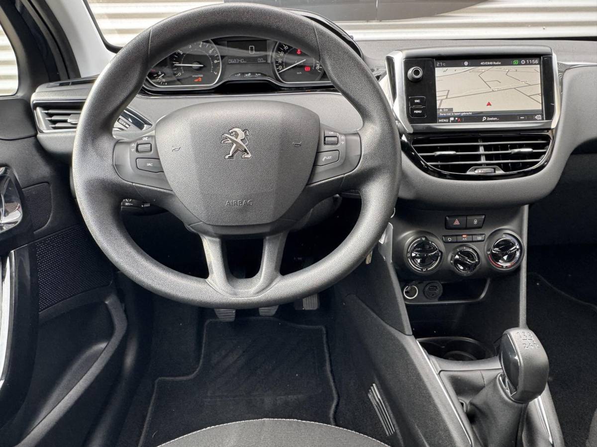 Peugeot 208 Peugeot 208 1.2 PureTech Blue Lion Navi|Airco|trekhaak|Cruise|PDC|Carplay|N.A.P|APK tot 05-2027