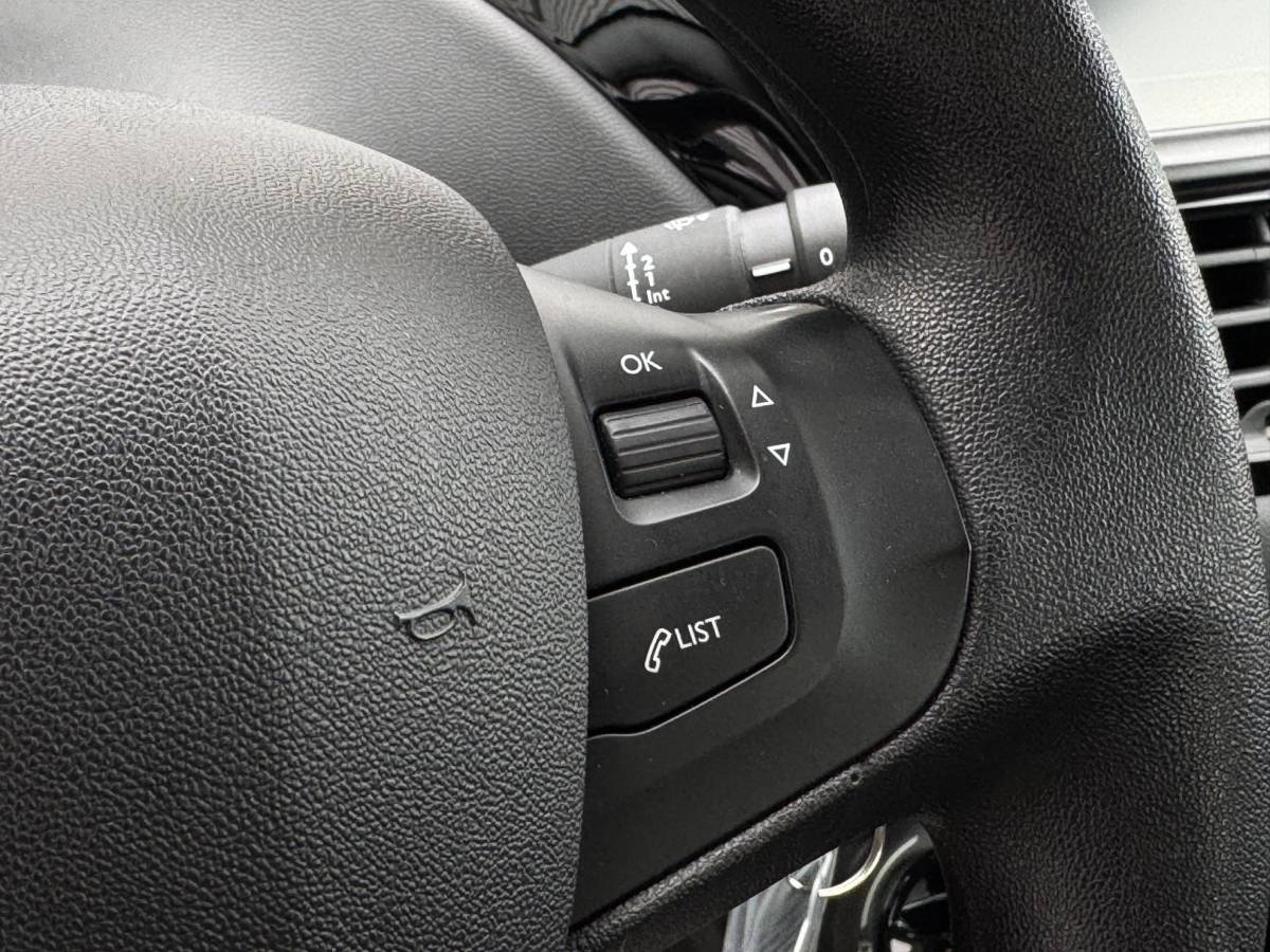 Peugeot 208 Peugeot 208 1.2 PureTech Blue Lion Navi|Airco|trekhaak|Cruise|PDC|Carplay|N.A.P|APK tot 05-2027
