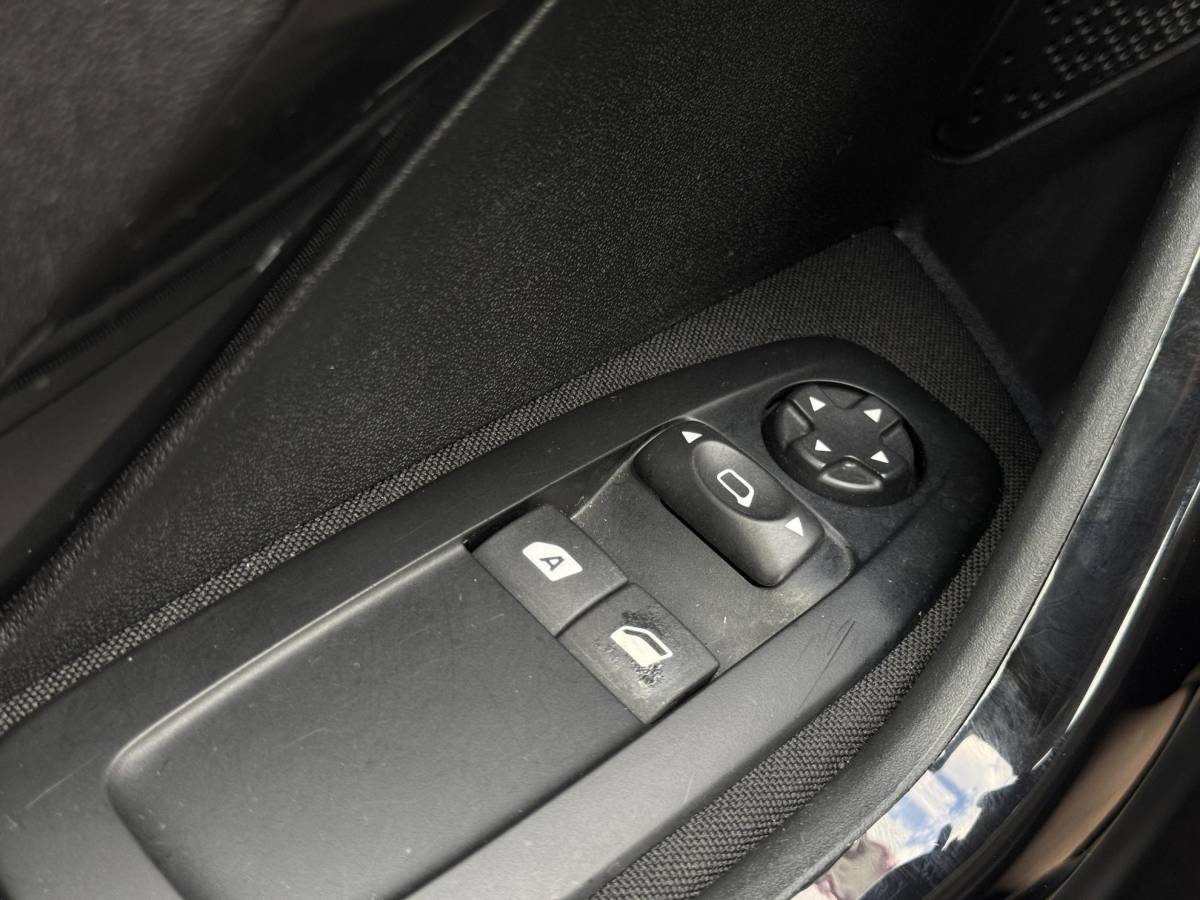 Peugeot 208 Peugeot 208 1.2 PureTech Blue Lion Navi|Airco|trekhaak|Cruise|PDC|Carplay|N.A.P|APK tot 05-2027