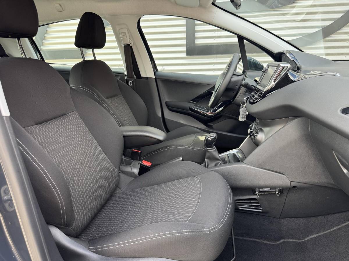 Peugeot 208 Peugeot 208 1.2 PureTech Blue Lion Navi|Airco|trekhaak|Cruise|PDC|Carplay|N.A.P|APK tot 05-2027