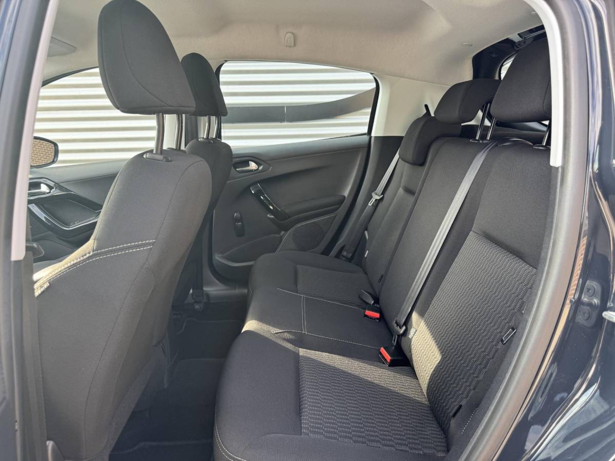 Peugeot 208 Peugeot 208 1.2 PureTech Blue Lion Navi|Airco|trekhaak|Cruise|PDC|Carplay|N.A.P|APK tot 05-2027