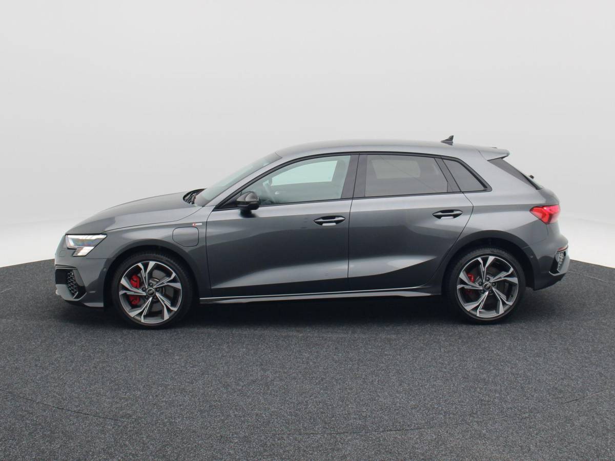 Audi A3 Audi A3 Sportback 45 TFSi e 245 Pk S line Competition | Stoelverwarming | Camera | Virtual Cockpit | CarPlay | Matrix LED | 18 Inch | 55.125 Km !!