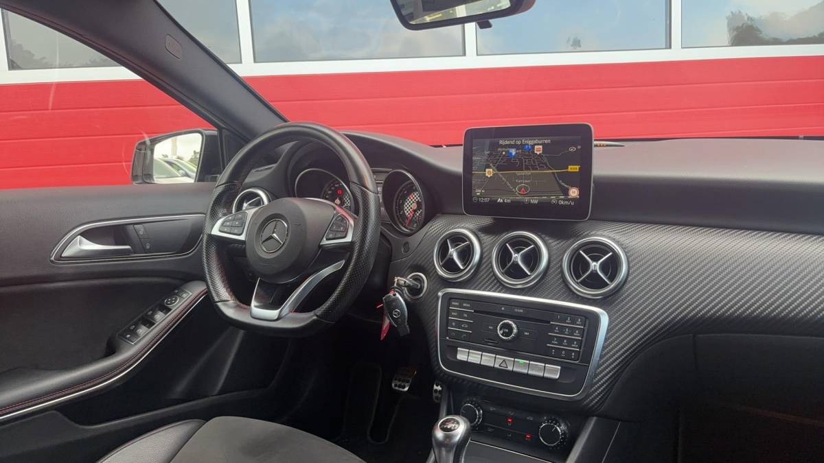 Mercedes-Benz A-Klasse Mercedes-Benz A-klasse 160 AMG Night Edition TREKHAAK / FULL LED / PARKEERSENSOREN / NAVI / AIRCO / PDC / BLUETOOTH / CRUISE / NL-AUTO