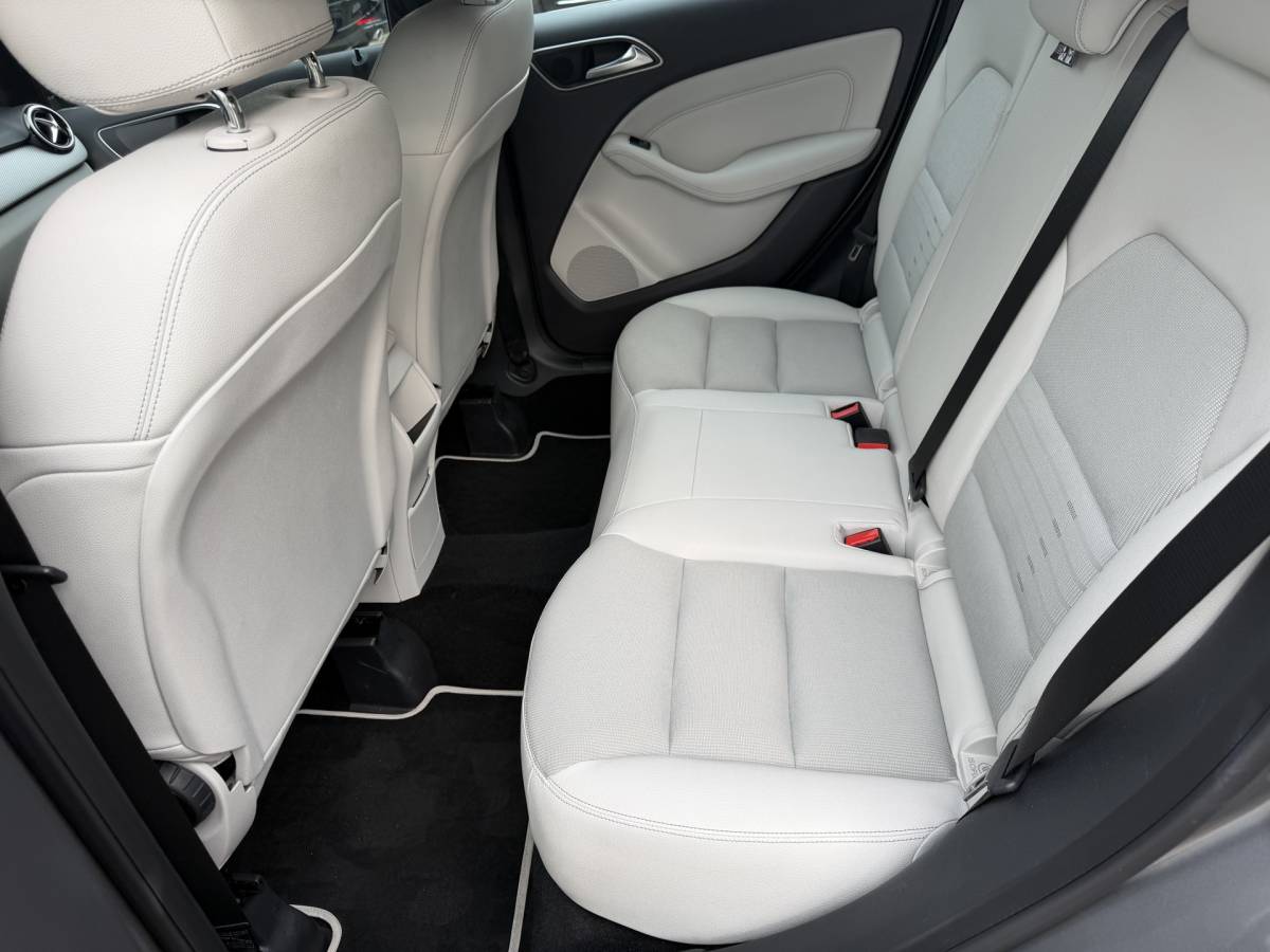 Mercedes-Benz B-Klasse Mercedes-Benz B-klasse 180 Ambition / Automaat / Sensoren V+A / Stoelverwarming /