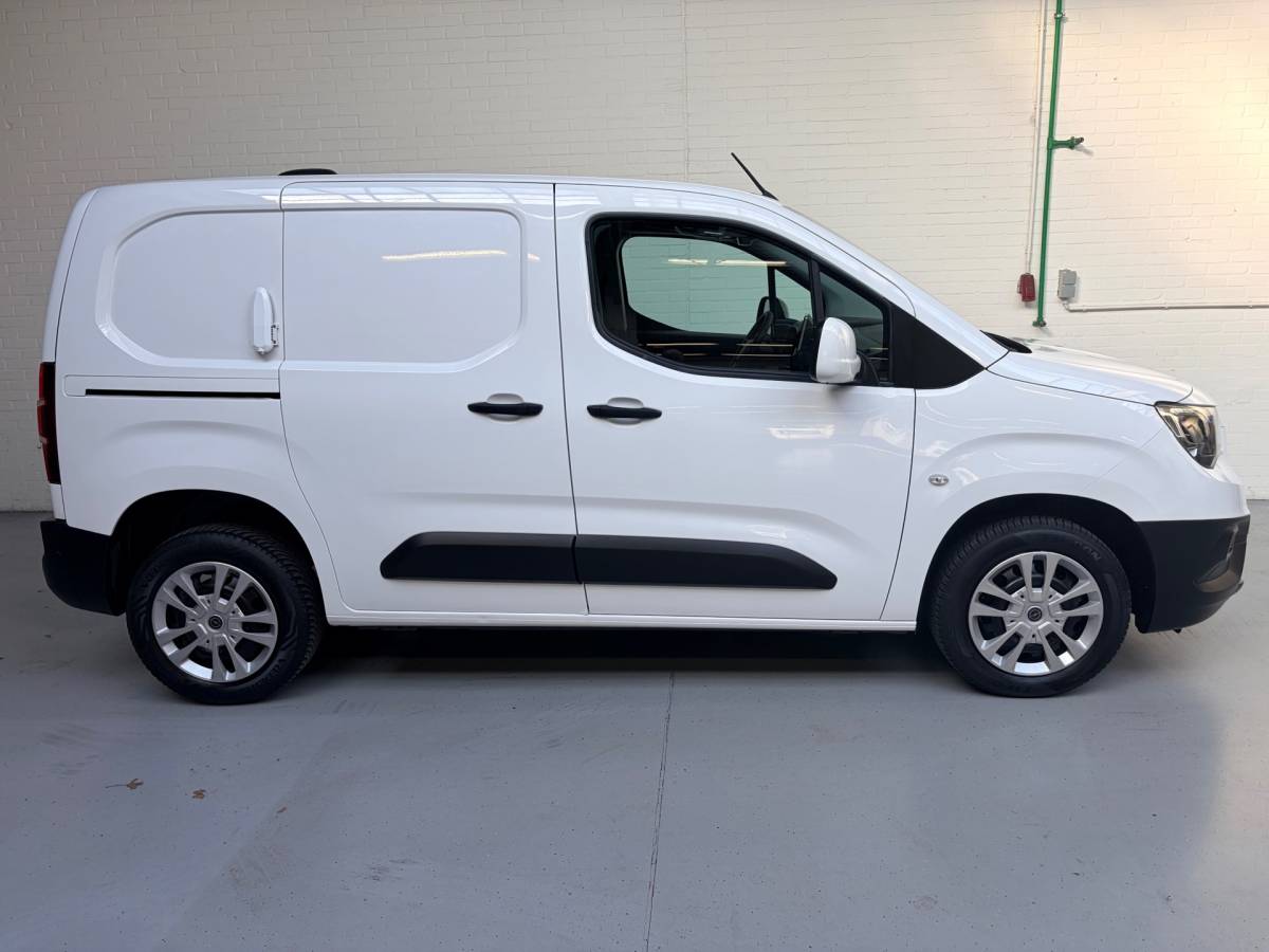 Opel Combo Opel Combo 1.5D 102pk euro6 L1H1 Edition, Kasten, Trekhaak, Airco, Navigatie, CruiseControl, RIJKLAARPRIJS!