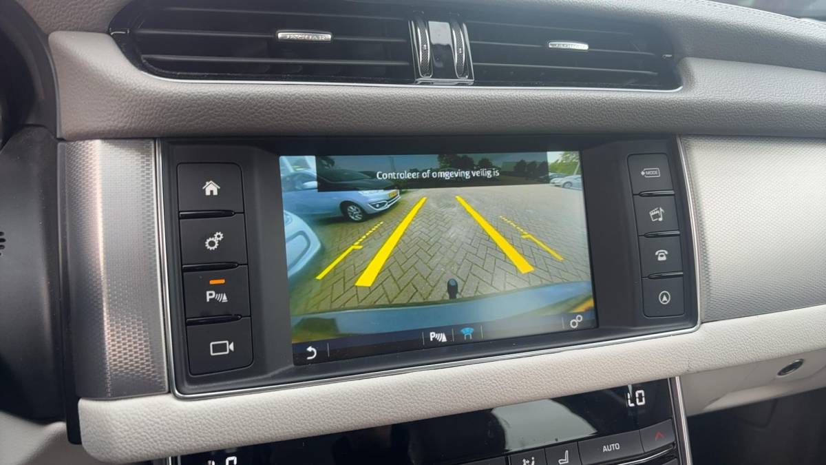 Jaguar XF Jaguar XF 2.0d Portfolio DEALER OH / TREKHAAK / XENON / NAVI / CAMERA / PDC / BLUETOOTH / CRUISE / NL-AUTO