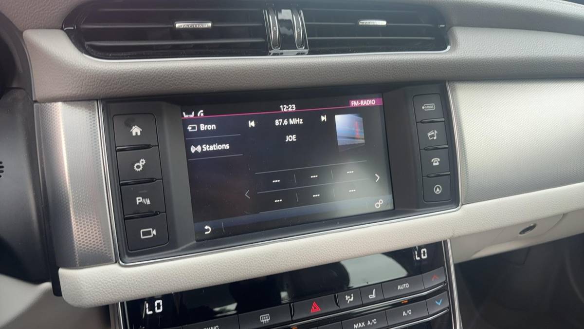 Jaguar XF Jaguar XF 2.0d Portfolio DEALER OH / TREKHAAK / XENON / NAVI / CAMERA / PDC / BLUETOOTH / CRUISE / NL-AUTO